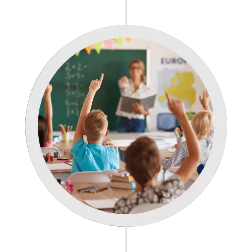 Bulle enfants levant la main en classe