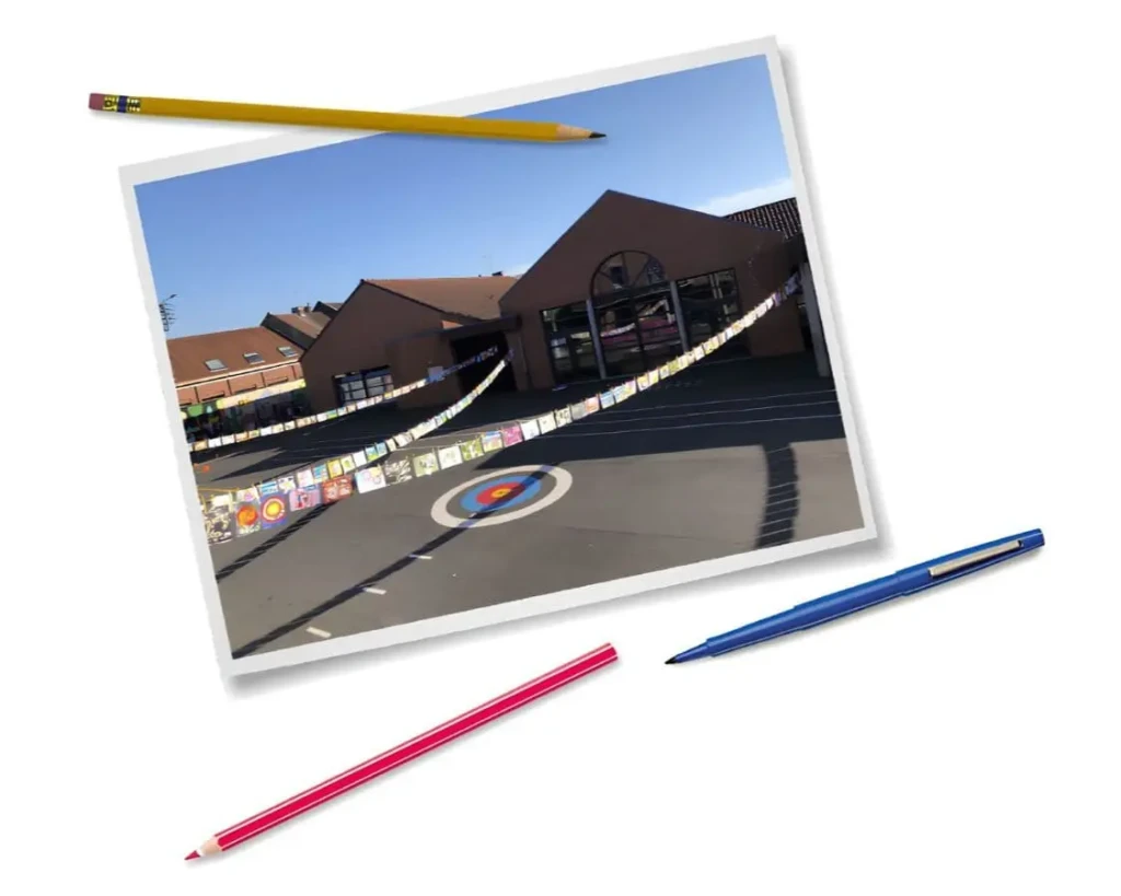 Cours de récréation et crayons