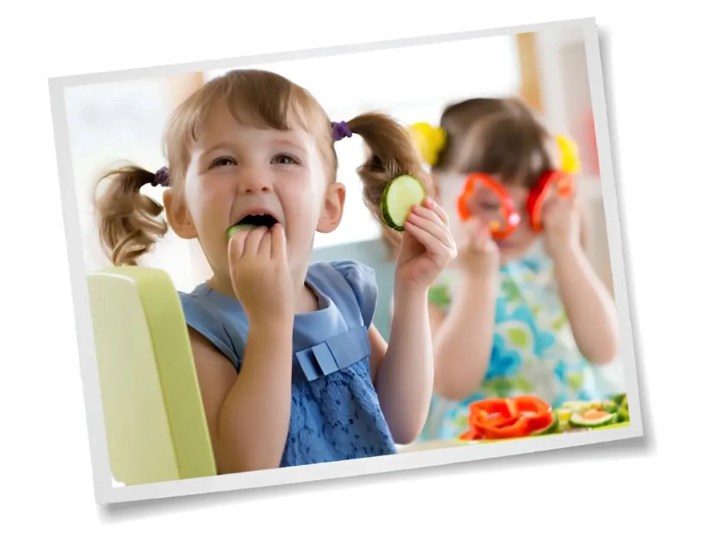 Petites filles mangeant à la cantine