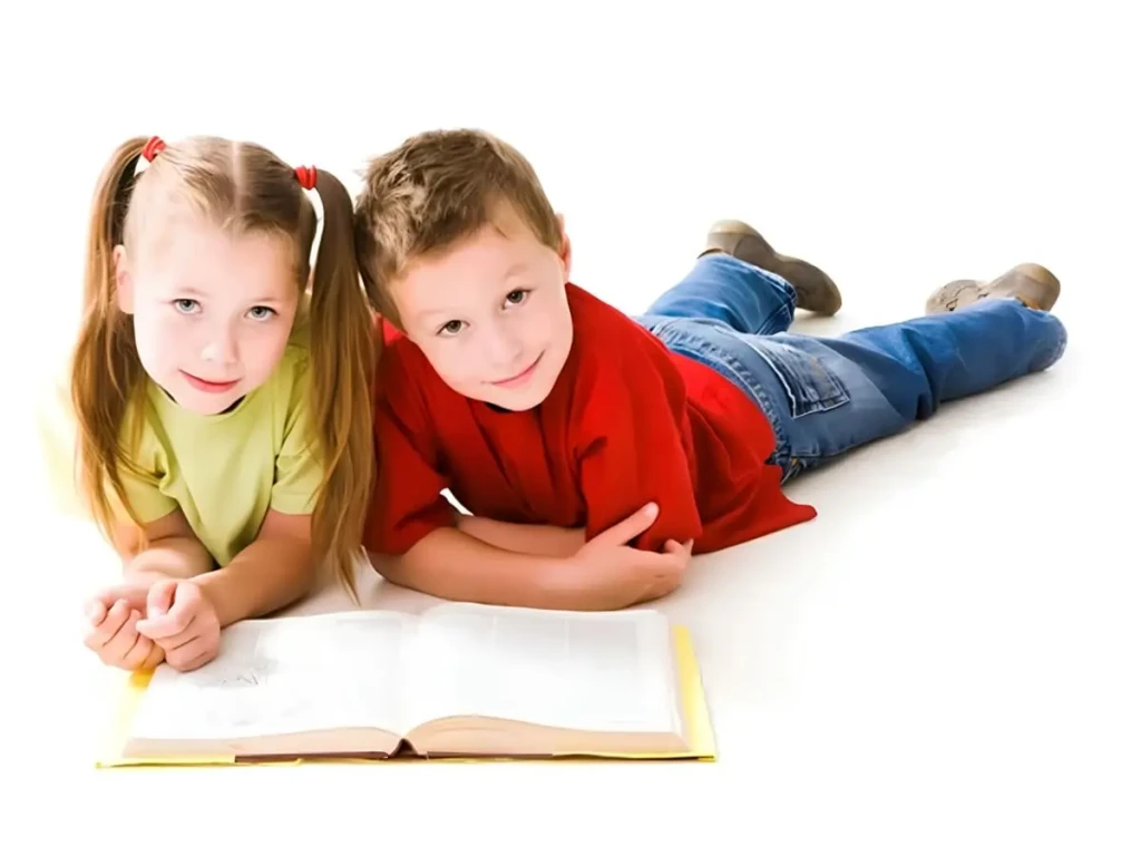 Une fille et un garçon lisant un livre