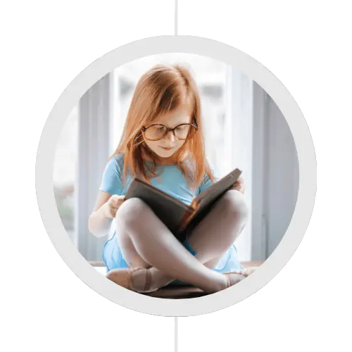 Fillette lisant un livre