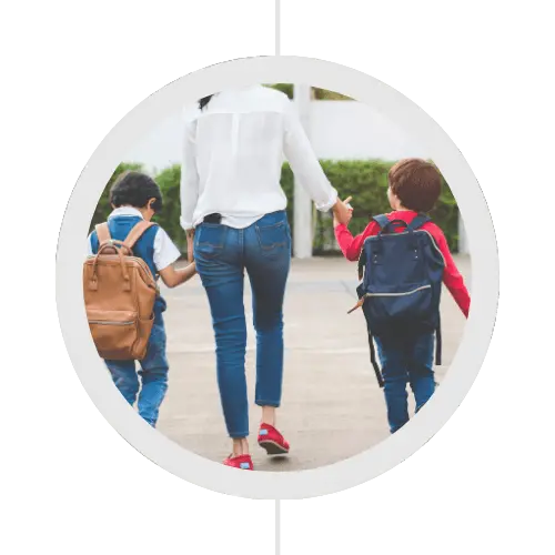 Mère accompagnant ses enfants en cours